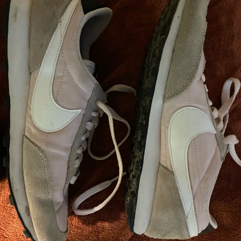 Nikes size 7 - Picture 3 of 6